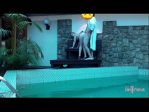 ❤️ Giimbitar sa amo ang katabang sa pool, apan dili makasukol sa init ☑ kualidad nga porn sa amon ❌️❤
